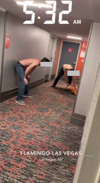 Screenshot che mostra il turista che guarda il film