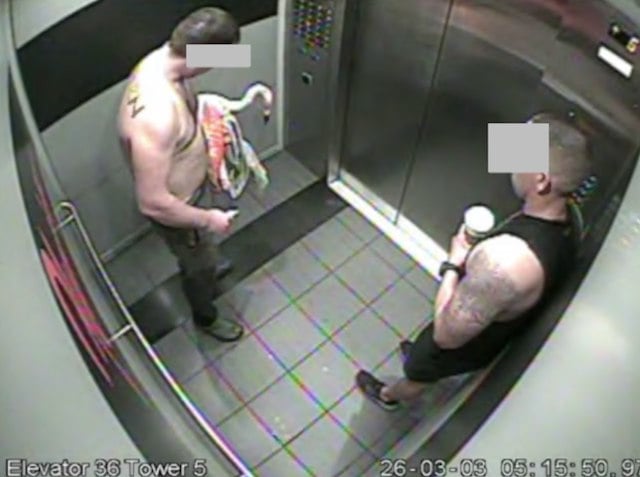 Screenshot che mostra il turista che guarda il film