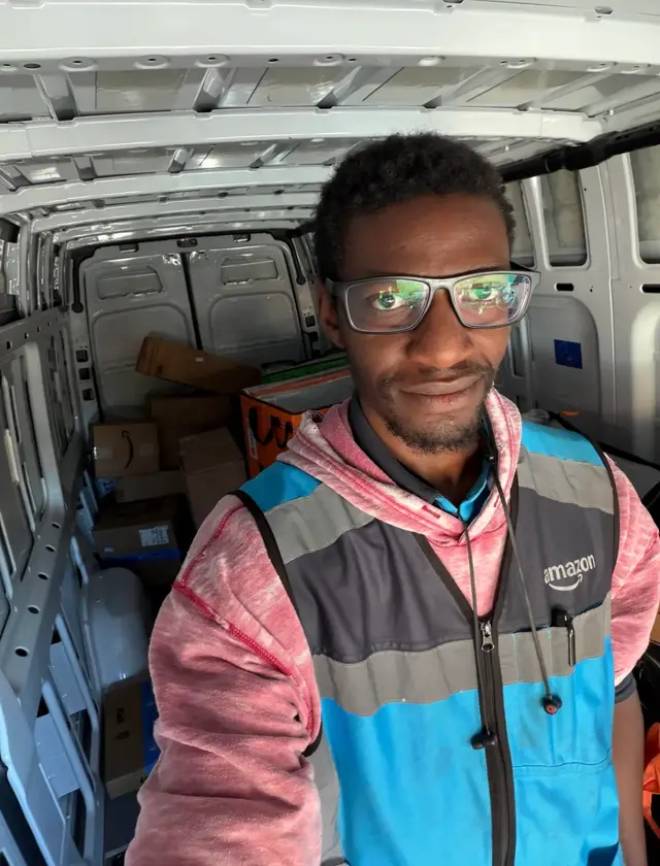 John Christian Love nel ruolo del fattorino di Amazon