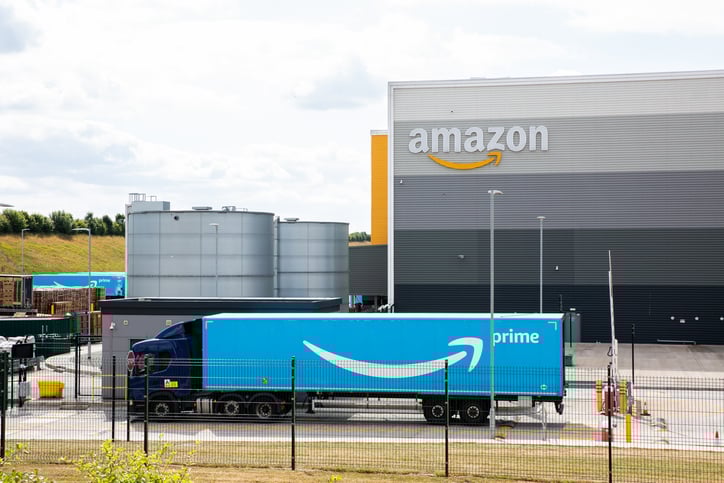 Un camion davanti a un magazzino di Amazon