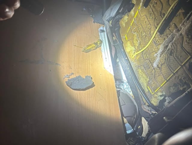 Foto dell'auto distrutta dove viveva Blacki