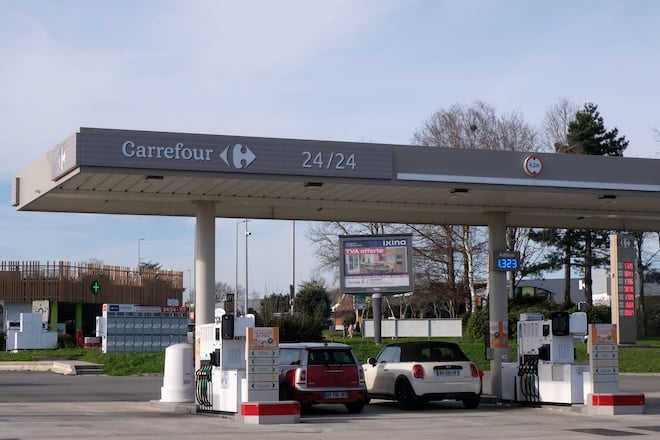 Una stazione di servizio con il marchio Carrefour
