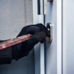 Cattura un ladro nel suo garage e lo tortura con l'aiuto di un amico


