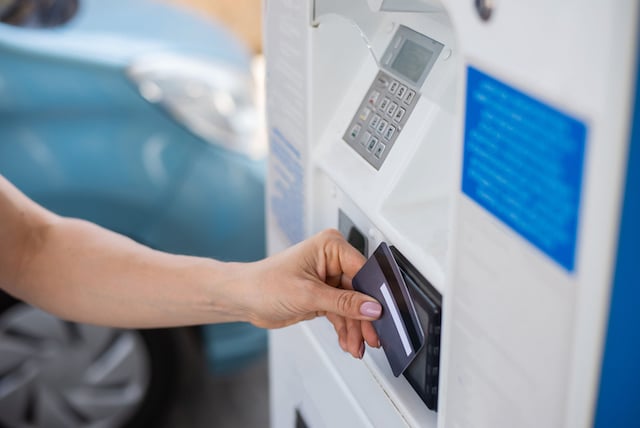 Una donna che paga con la sua carta di credito