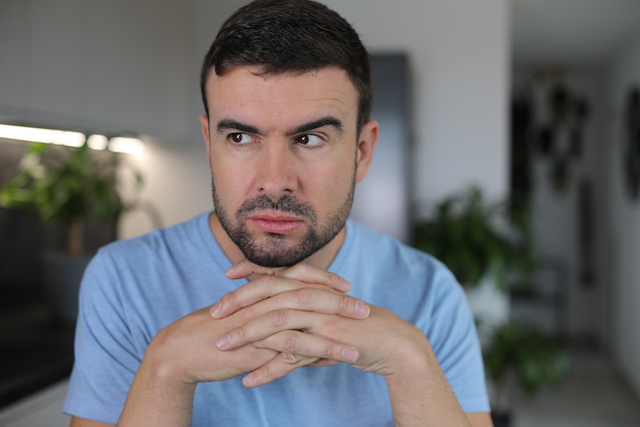 Una persona che mostra un broncio sprezzante