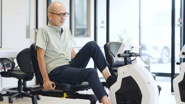 Un anziano asiatico che fa sport