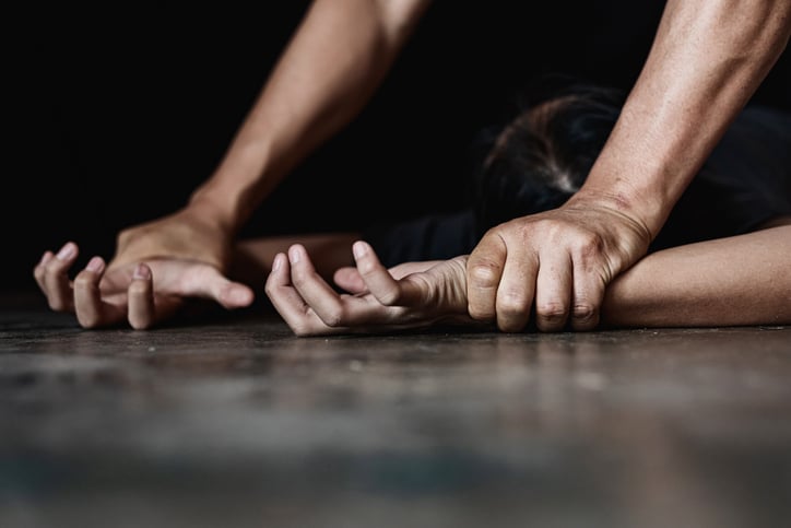 Un uomo aggredisce una donna