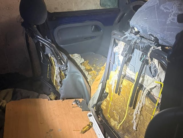 Foto dell'auto distrutta dove viveva Blacki