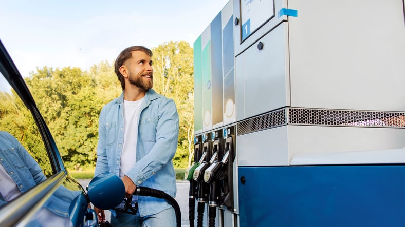 Un automobilista fa il pieno, tutto sorride