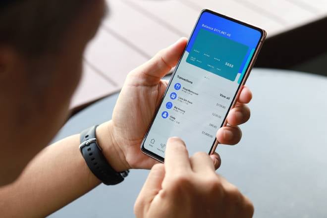 Uomo che gestisce le sue finanze su un'app