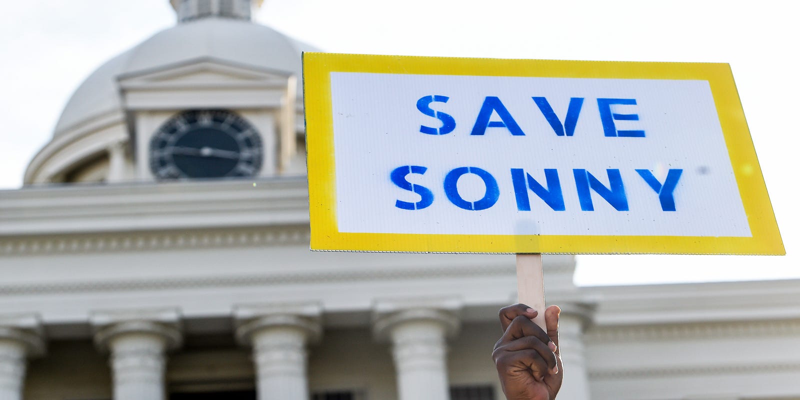 Sostenitori di Sonny Burton, protestano davanti alla sede del governo dell'Alabama, negli Stati Uniti