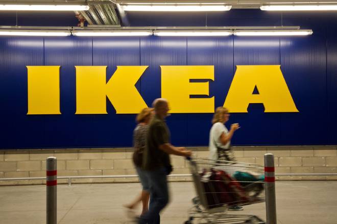 Clienti davanti al marchio Ikea