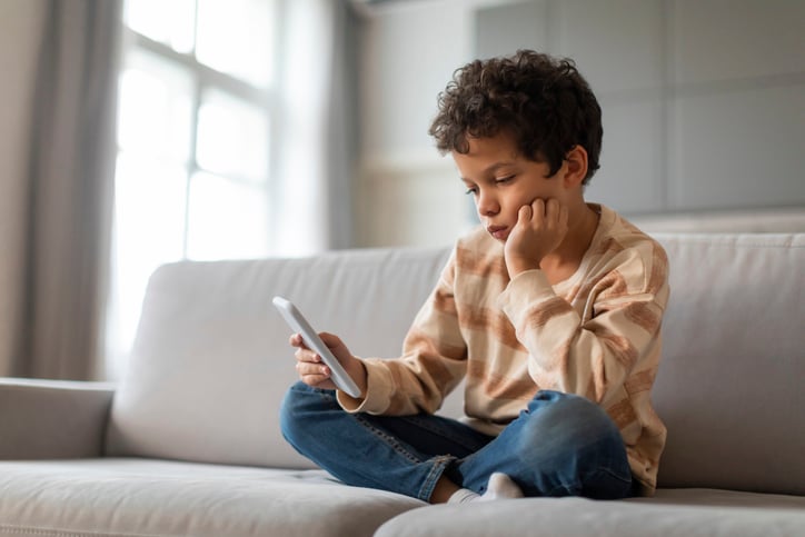 Un bambino su uno smartphone