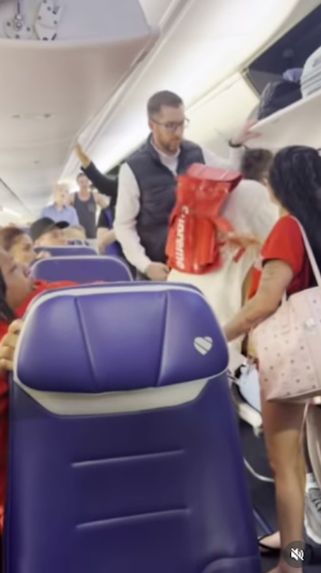 Passeggero aggredisce un agente di polizia a bordo dell'aereo