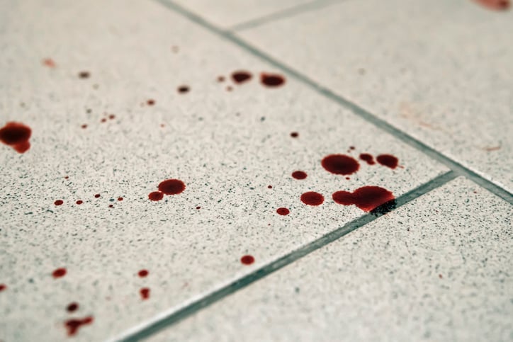 Macchie di sangue sul pavimento dell'aula