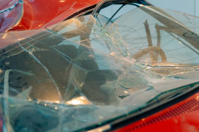 Parabrezza dell'auto distrutto