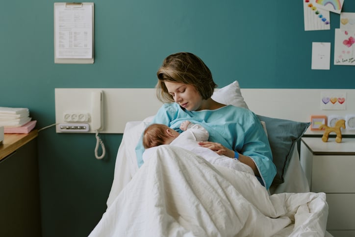 Una donna e il suo bambino in ospedale