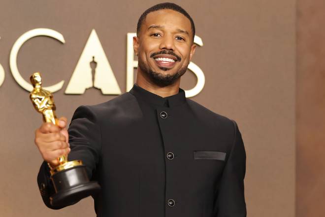 Michael B. Jordan tiene in mano il suo Oscar