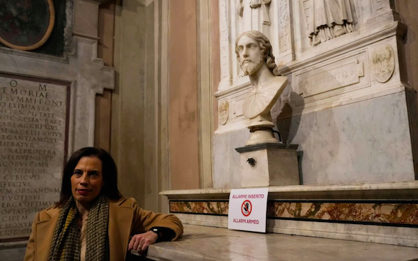 Valentina Salerno davanti al busto di Michelangelo