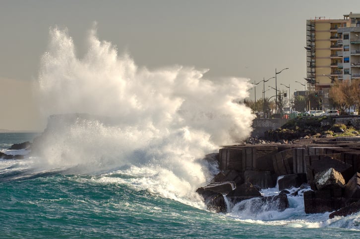 Grandi onde sulla costa