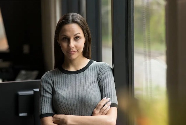 Una donna con un sorriso compiaciuto