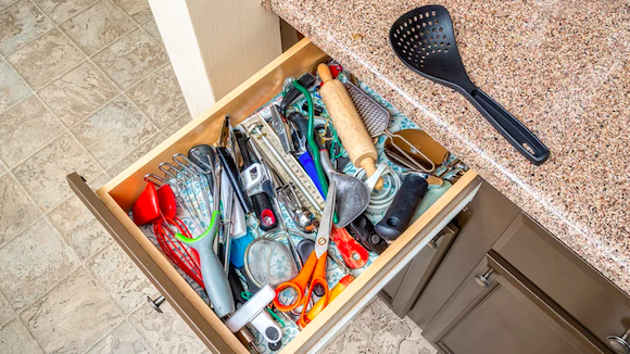 Un cassetto pieno di accessori per la cucina