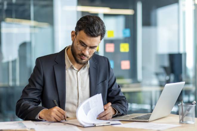 Lavoratore che firma documenti in un ufficio