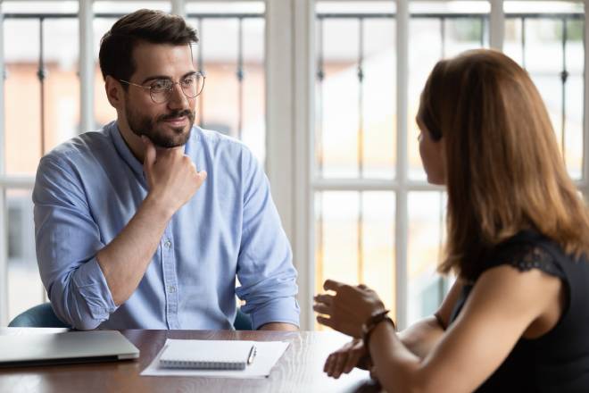 Datore di lavoro che ascolta un candidato