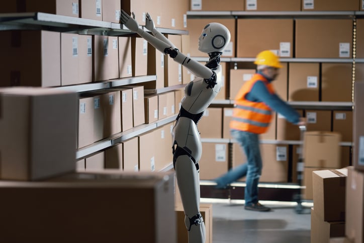 Un robot umanoide in un magazzino