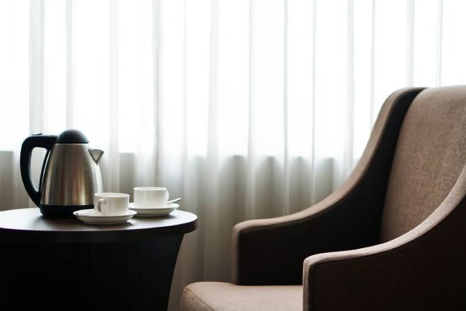 Bollitore e tazze di caffè in una camera d'albergo