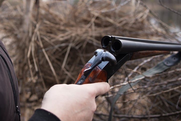 Un cacciatore che ricarica la sua arma