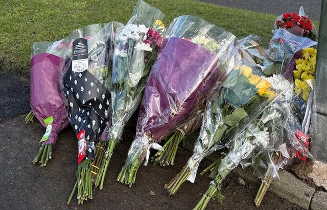 Mazzi di fiori abbandonati sul luogo della tragedia
