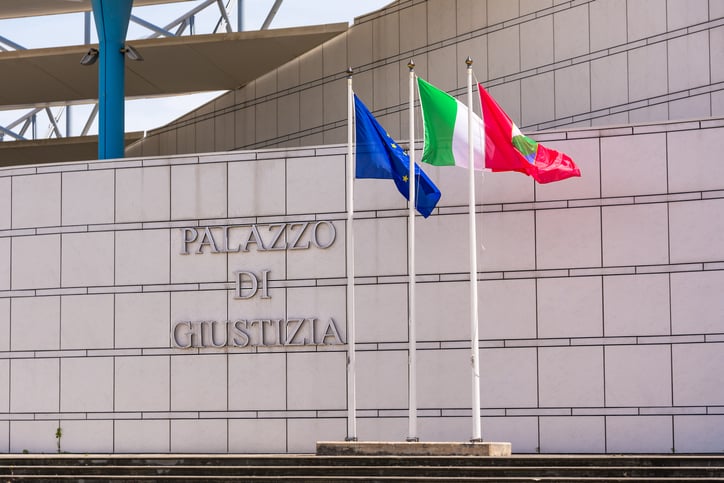 Facciata di un tribunale italiano