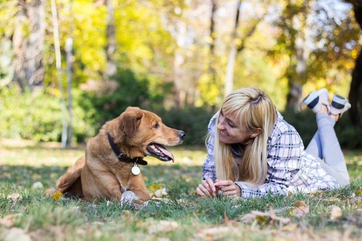 Una donna parla con un cane