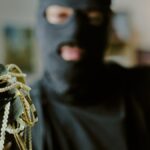 Un ladro rapina una gioielleria... e dimentica il cellulare nel negozio


