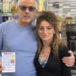 Lei scompare con un biglietto da 500.000 euro per non condividerlo e scopre che lui è un perdente 


