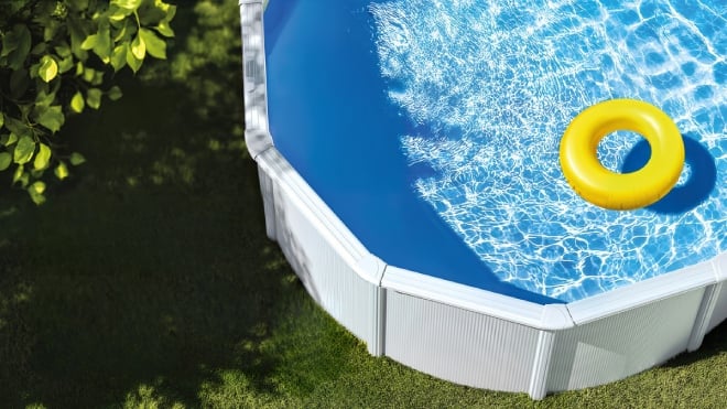 una piscina in giardino