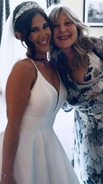 Gemma Monk e sua madre il giorno del matrimonio