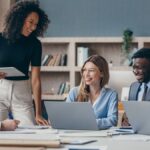 Ecco il numero di ore lavorative da non superare al giorno per essere felici (quasi tutti siamo al di sopra)



