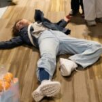 All'aeroporto un passeggero si finge morto per evitare di pagare il supplemento per il bagaglio


