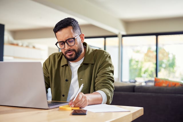 Un uomo concentrato davanti al suo computer