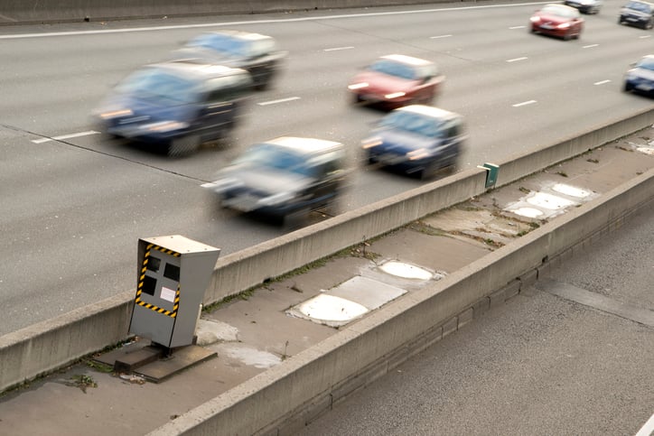 Le auto passano davanti a un radar