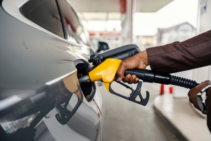 Una persona mette benzina