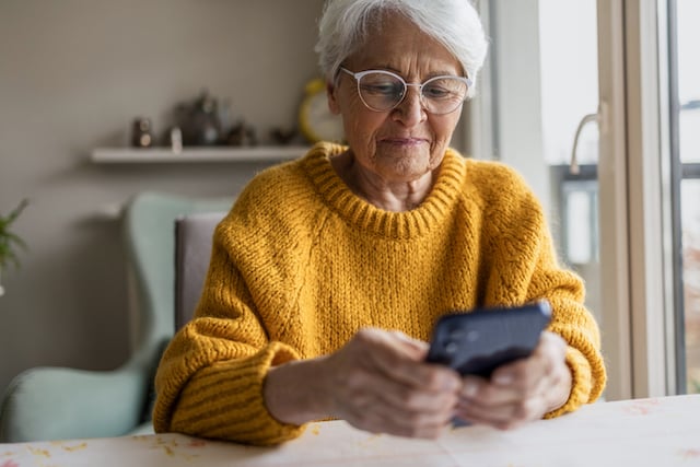 Una donna anziana al cellulare