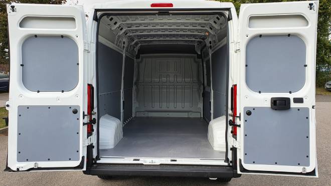 Interno di un furgone bianco con porte posteriori aperte