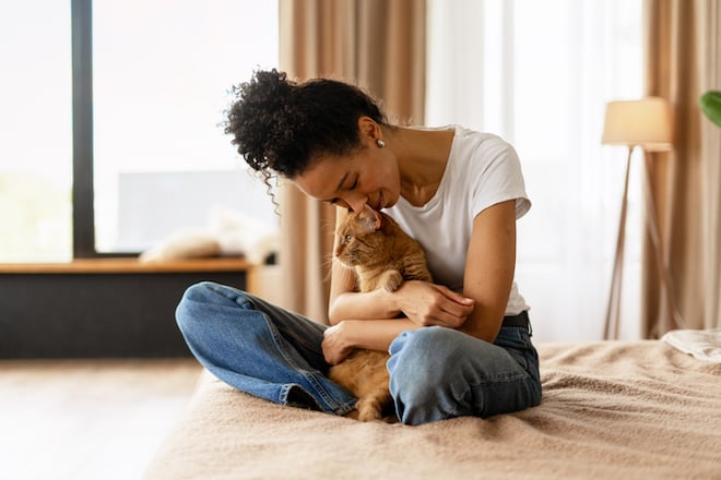 Un gatto con la sua padrona