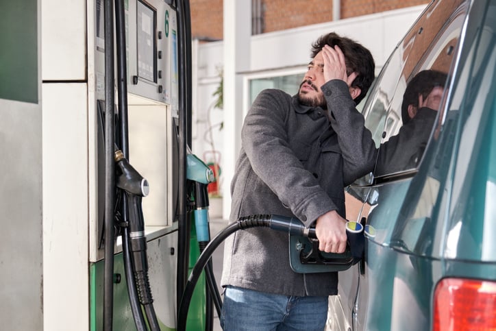Un uomo preoccupato per il prezzo della benzina