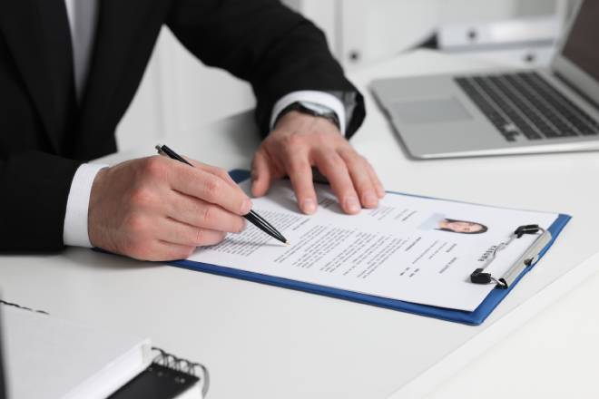 Responsabile delle risorse umane che legge un CV