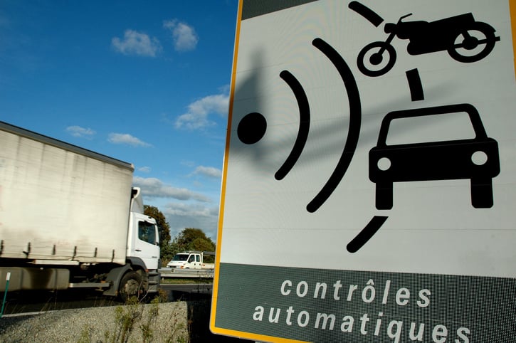 Un cartello segnala la presenza di autovelox