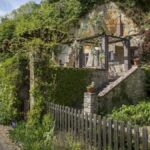 Sembra una città nascosta de “Il Signore degli Anelli”, ma questo insolito villaggio si trova a 2 ore da Parigi


